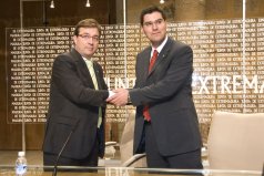 El Presidente de Extremadura, Guillermo Fernández Vara, y el de FEMPEX, Ramón Díaz farias, tras la firma del Pacto Local